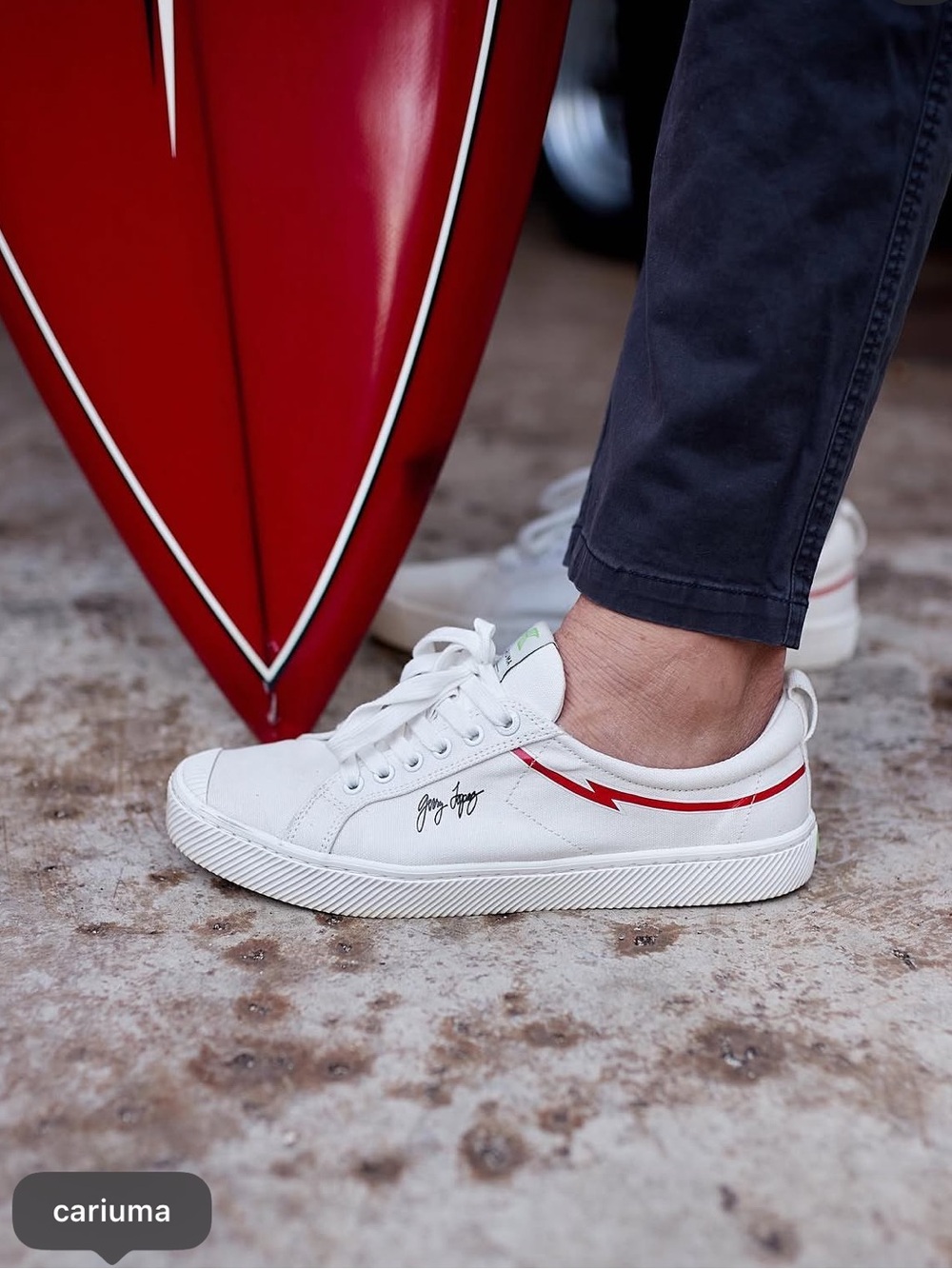 Cariuma Unisex White Low-Top Sneakers with Red Lightning Stripe